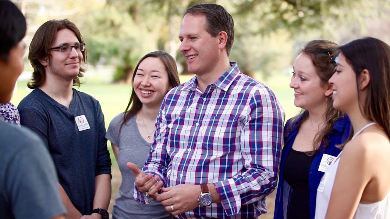 Gabe Griess talking with UC Davis college students about college debt/ Photo by Alex Cornell du Houx 